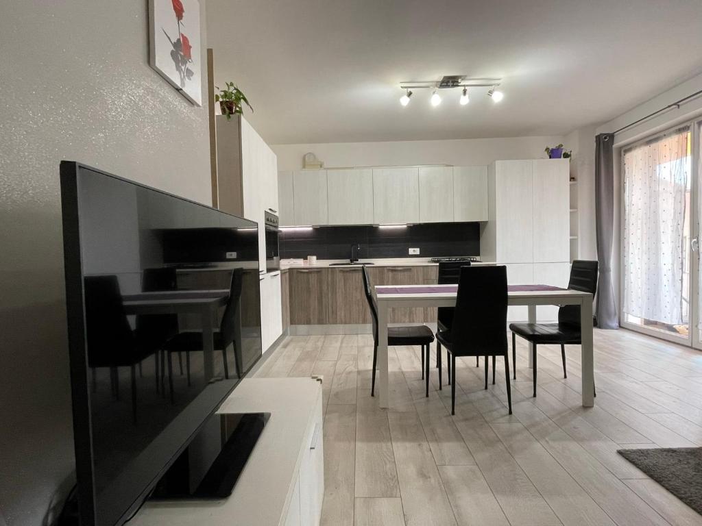 佩尔吉内瓦尔苏加纳ReBrì Holiday Home - appartamento Canale di Pergine的厨房以及带桌椅的用餐室。