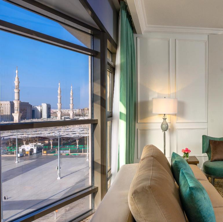 麦地那Mias Al Madina Hotel的带沙发和大窗户的客厅