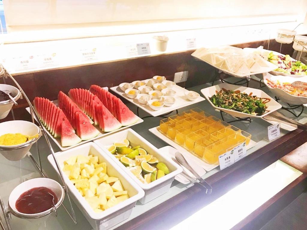 台中市头等舱饭店 - 绿园道馆的包含多种不同食物的自助餐