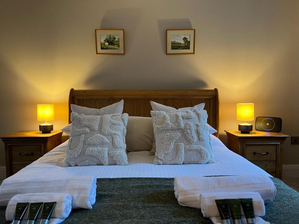 灵伍德Springfield Lodge - Adorable New Forest 1-bedroom guest house的一间卧室配有带白色床单和枕头的床。