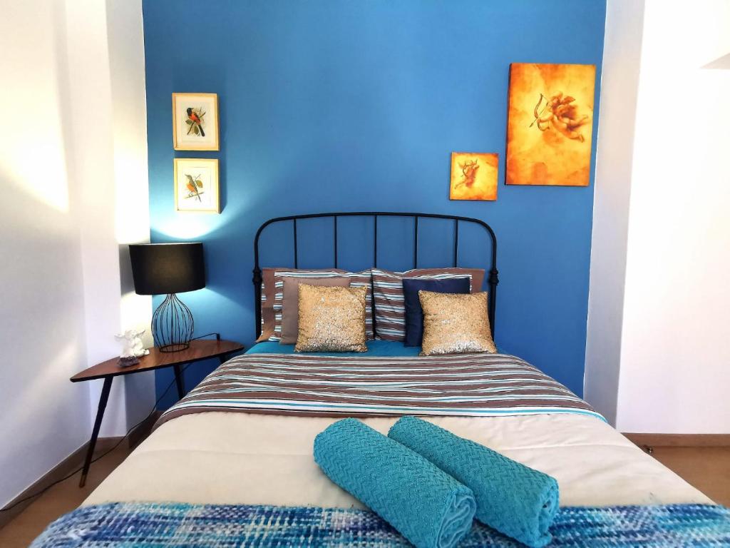 西尔韦斯Silves Country Room的蓝色卧室,配有蓝色墙壁的床