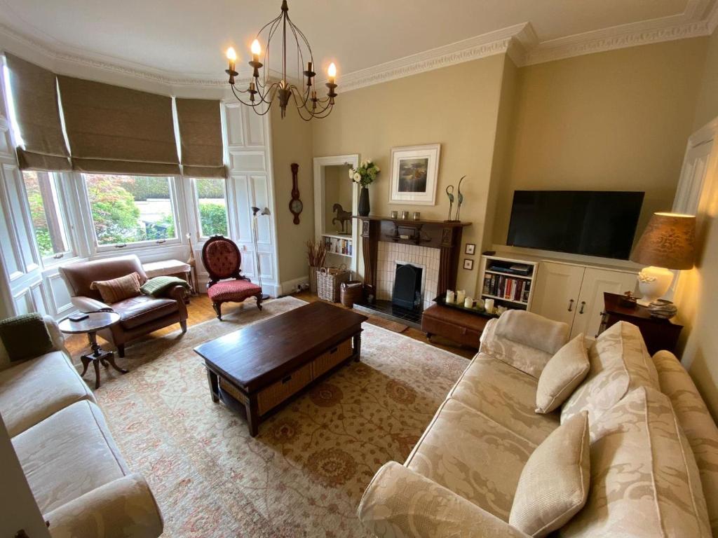 爱丁堡Braid Rd Stunning Villa的带沙发和壁炉的客厅