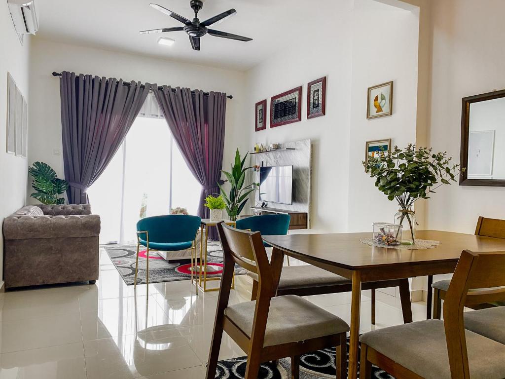 瓜拉丁加奴Tamu Place 3-Bedroom Serviced Apartment with Pool的用餐室以及带桌椅的起居室。