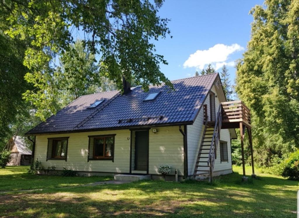ValtinaVäike-Puusmetsa puhkemaja的屋顶上有一个太阳能屋顶的房子