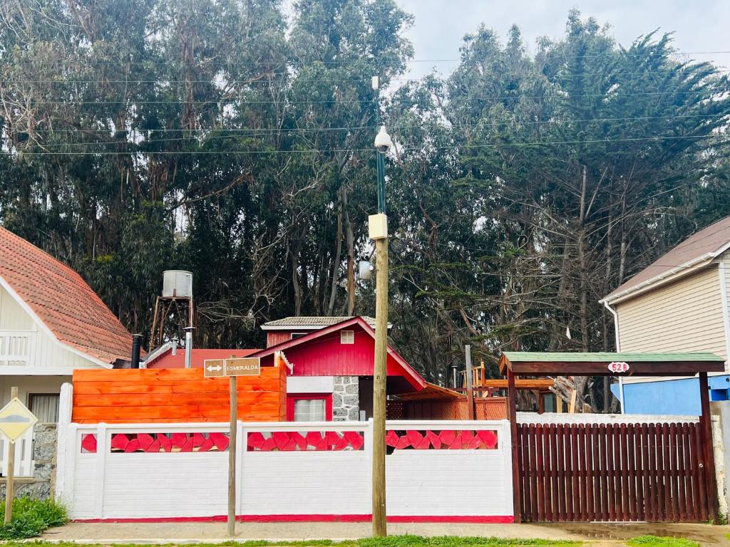 黑岛Casa Isla Negra的房屋前的红白围栏