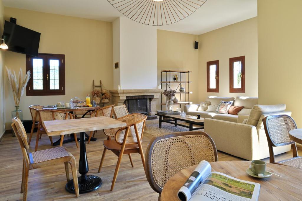 韦纳科COCO的客厅配有沙发和桌椅