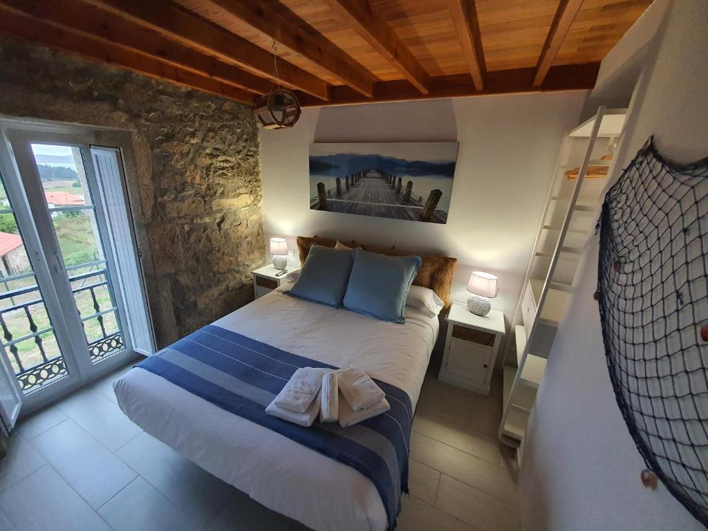 穆希亚Casa María的一间卧室配有一张带蓝色枕头的大床