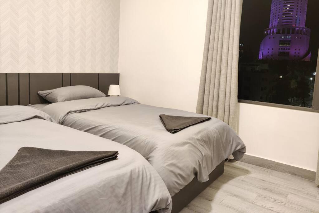 安曼46m luxury room near downtown and all services的卧室设有两张床,享有大楼的景色