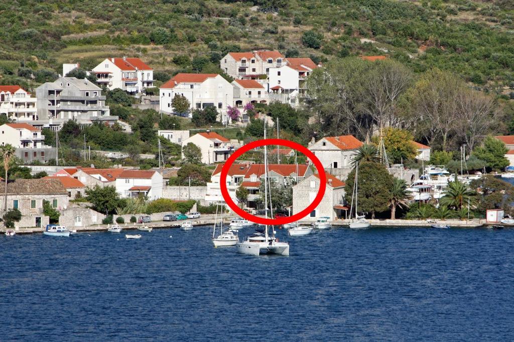 默克斯卡Apartments by the sea Mokosica, Dubrovnik - 4690的船在水体上红圆