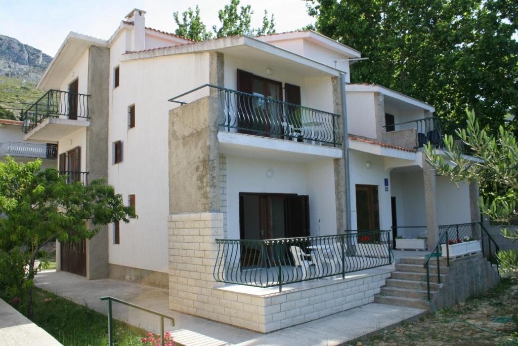 杜埃Apartments and rooms by the sea Duce, Omis - 2746的带阳台的房子