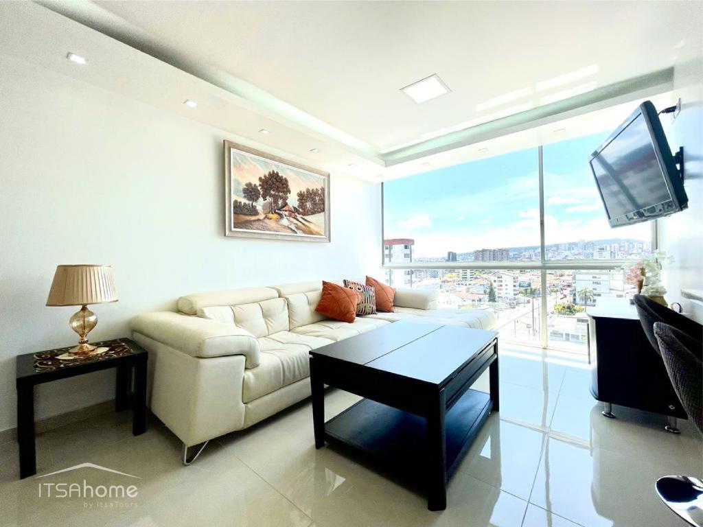 基多ItsaHome Apartments - Torre Seis的客厅配有白色沙发和电视