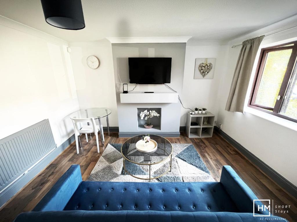 Enfield LockEnfield House - Beautiful 2 Bed - Good Transport Free Parking的客厅配有蓝色的沙发和桌子