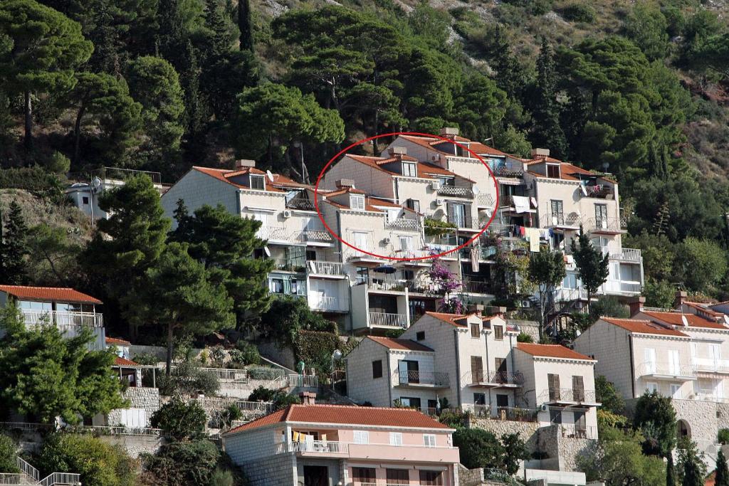 杜布罗夫尼克Apartments with WiFi Dubrovnik - 4730的山丘上一群红圆的房子