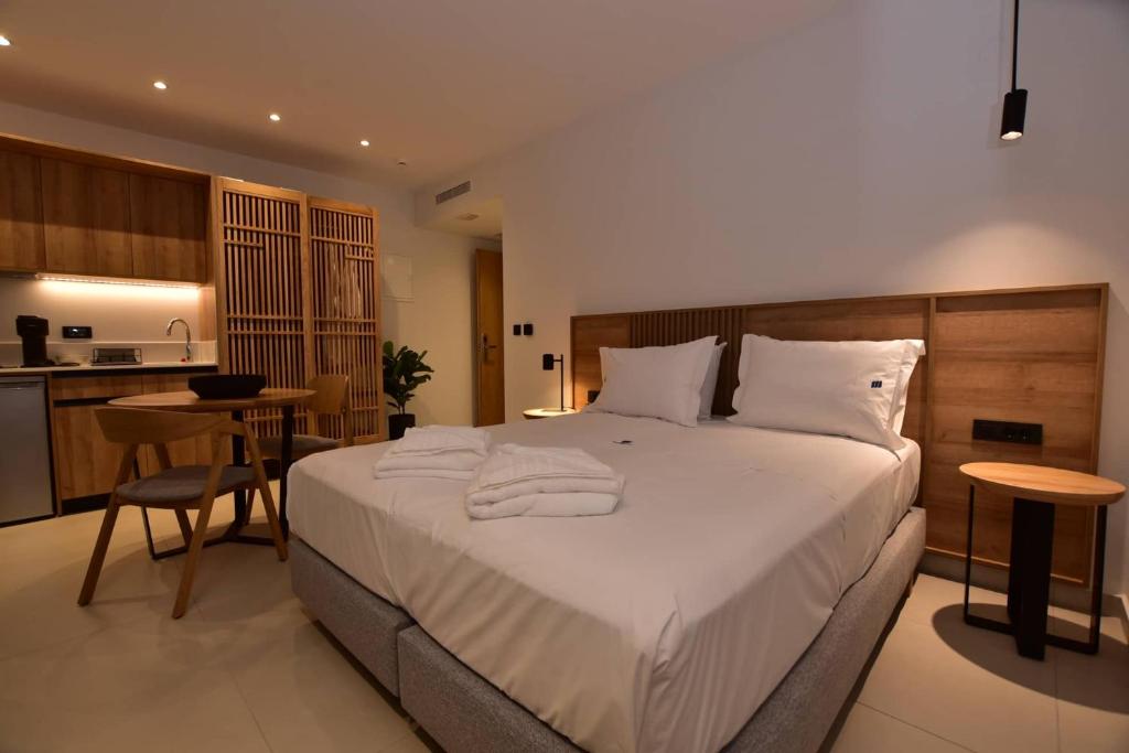 帕琉乔拉Mediterranean Dream的一间带白色大床的卧室和一间厨房