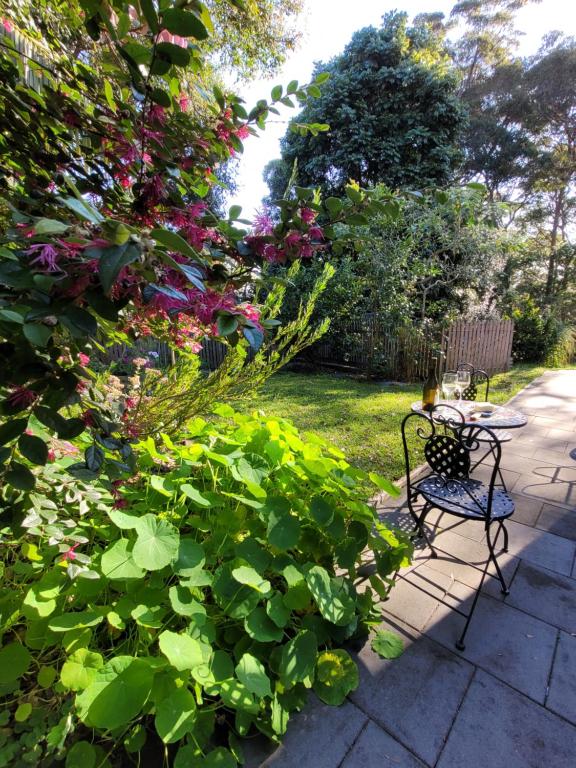 New LambtonGarden Rest的花园配有桌椅和鲜花