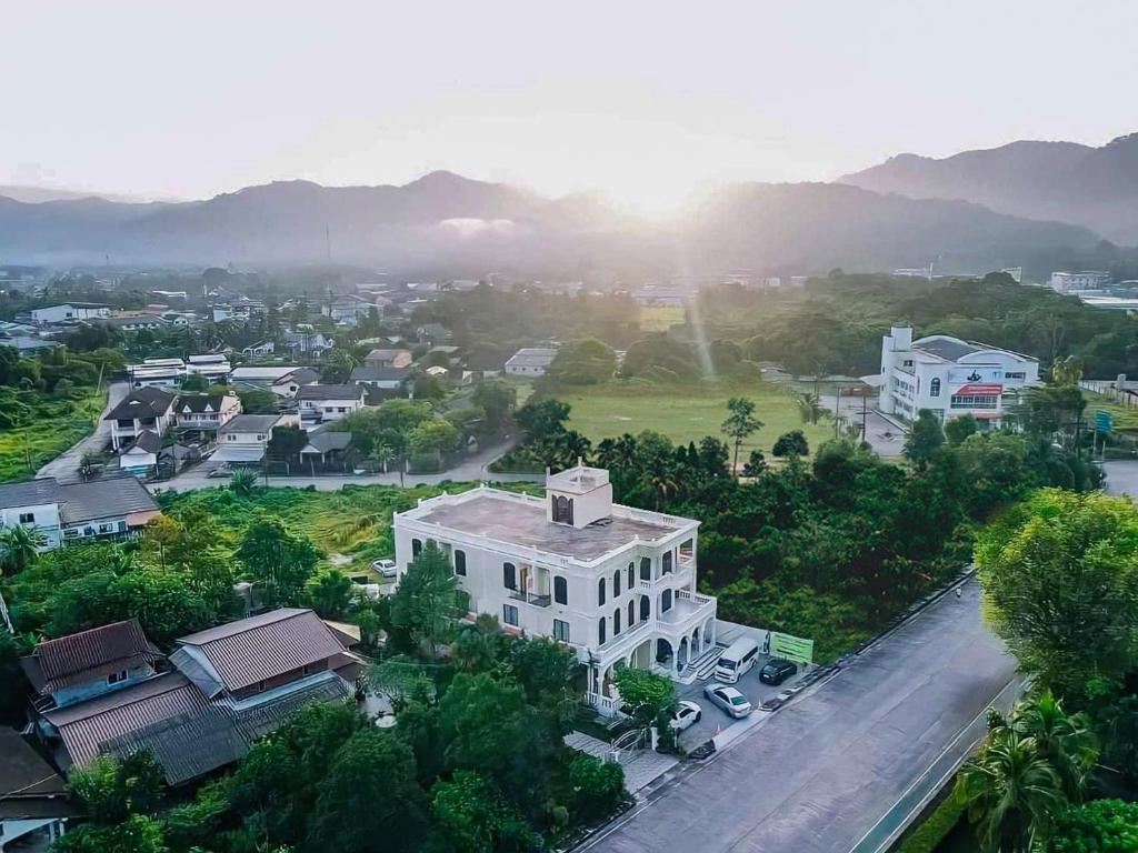 拉廊Daddy Dream Hotel and Residence的白色建筑的城市空中景观