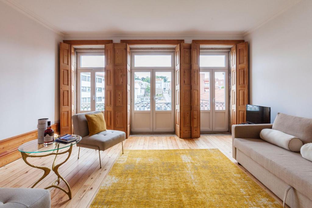波尔图Go2oporto - Fontainhas Apartments的客厅配有沙发和桌子