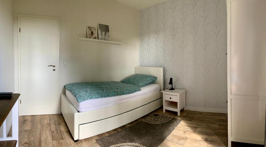 瓦尔斯罗德Ferienwohnung Leni的一间小卧室,配有床和床头柜