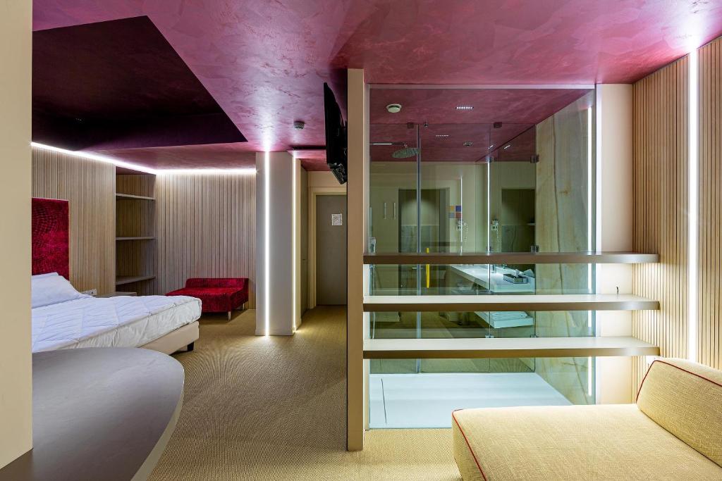 乌迪内Là Di Moret的一间设有两张床和紫色天花板的客房