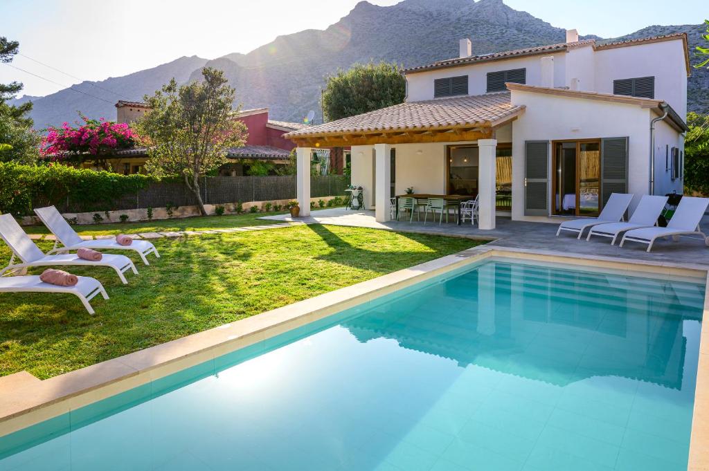 卡拉圣维森特Villa with pool near the beach in Cala San Vicente by Renthousing的一座带游泳池和房子的别墅