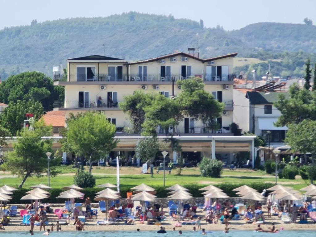 卡尼奥提普拉扎酒店的一群人坐在酒店前的海滩上