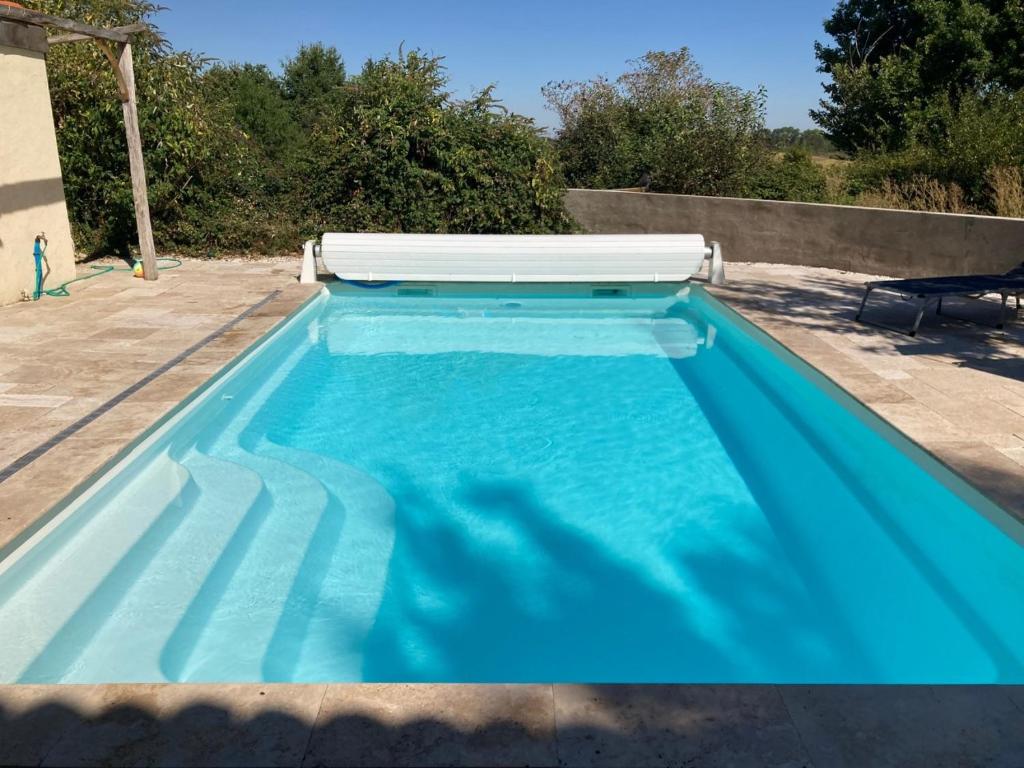 Saint-FrontRustic cottage with stunning swimming pool的后院的蓝色海水游泳池
