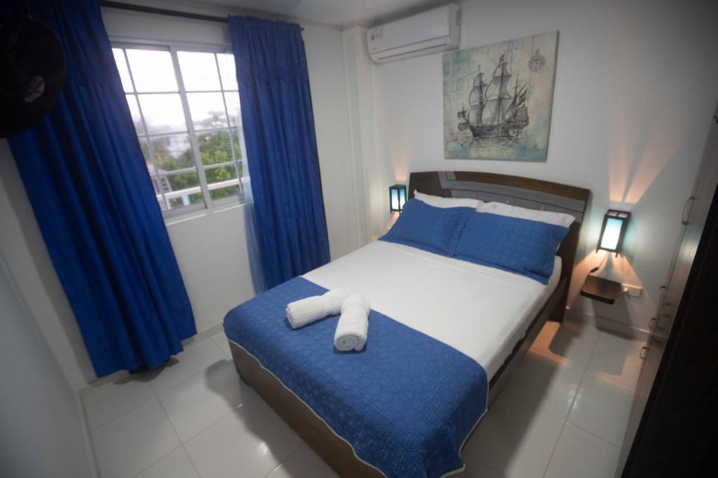 圣安德烈斯Apartamentos Chalet del Mar的一间卧室配有蓝色和白色床单