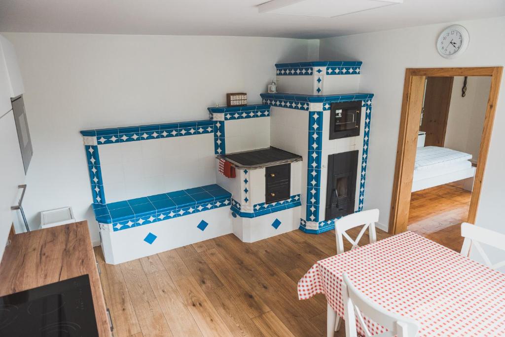 VápeniceChalupa U lesa的厨房配有蓝白色橱柜和桌子