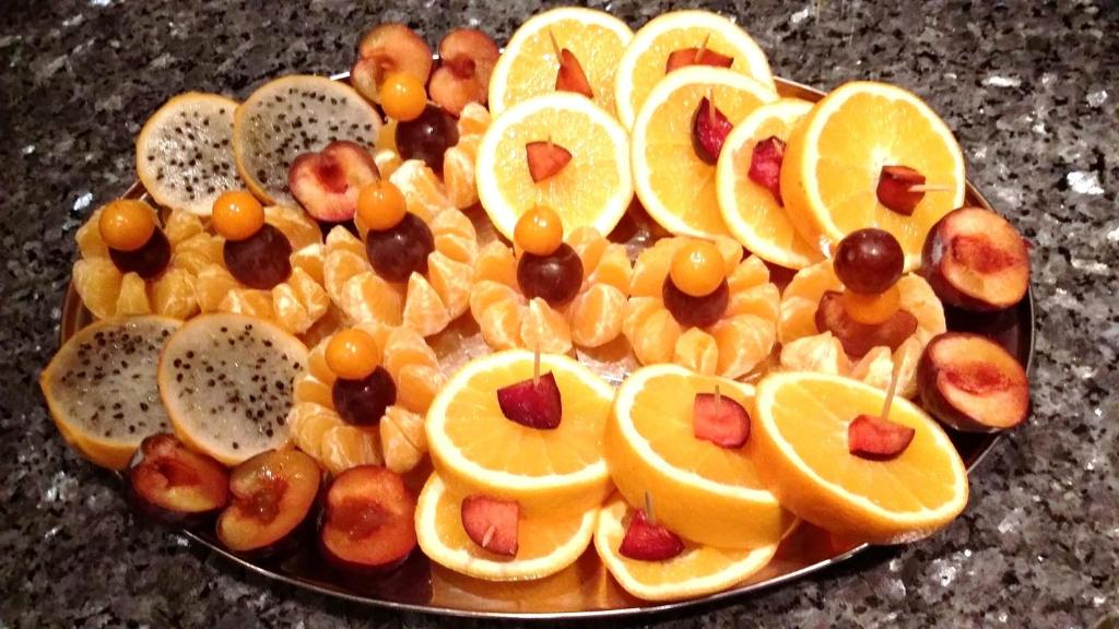 巴德克洛斯特尔劳斯尼茨法布里斯酒店的桌上的一块装满水果的盘子