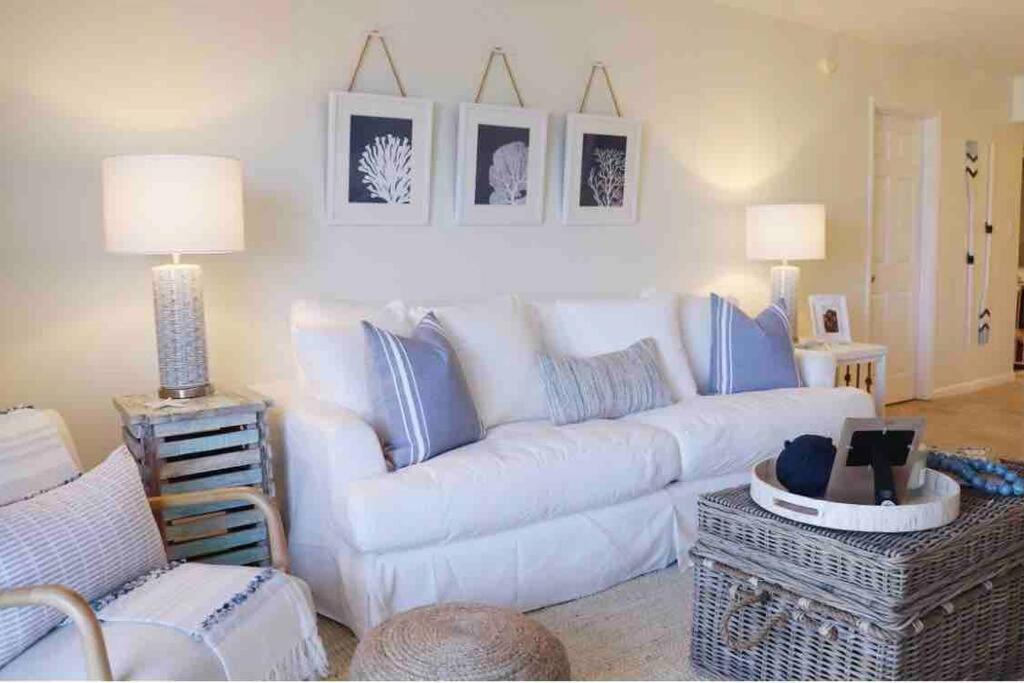 基克罗尼海滩Your Happy Place ON THE BEACH!的客厅配有白色沙发和蓝色调