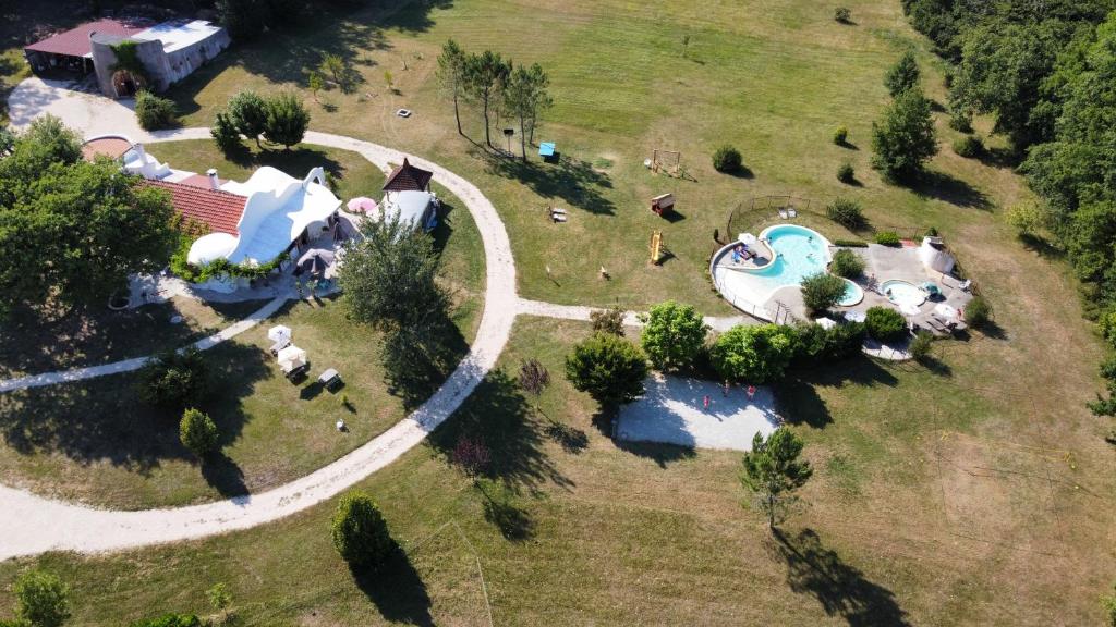 Lamothe-FénelonLa Clairière - écolieu de vacances的享有带游泳池的庄园的顶部景致