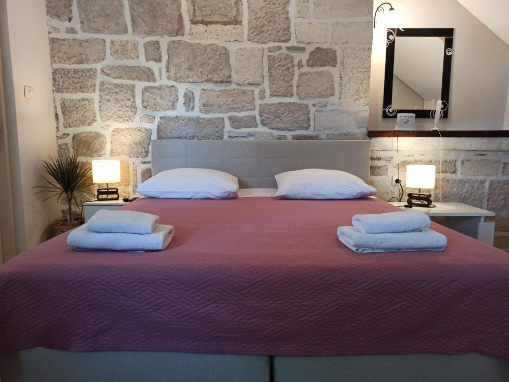 扎达尔Guest House Renata1的一间卧室配有一张大床和两个枕头