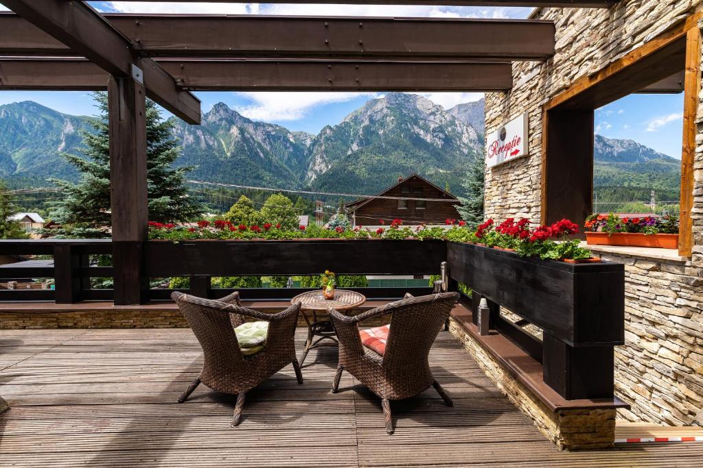 布什泰尼卡萨芙蕾雅酒店的一个带桌椅的山景庭院
