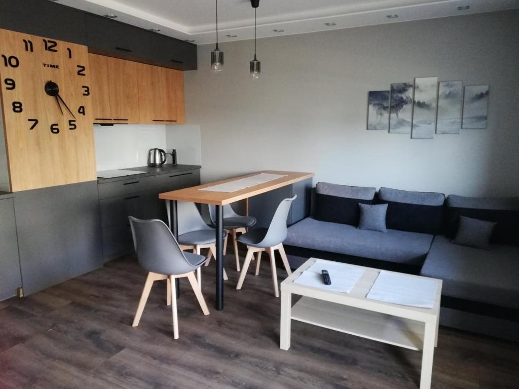 比亚韦斯托克Apartament Shadow的客厅配有沙发和桌子