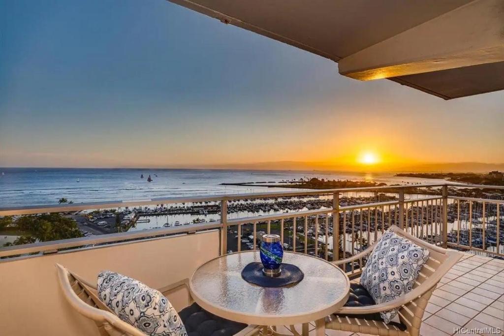 檀香山Ilikai #1743 Panoramic views on Waikiki Beach的一个带桌椅的海景阳台