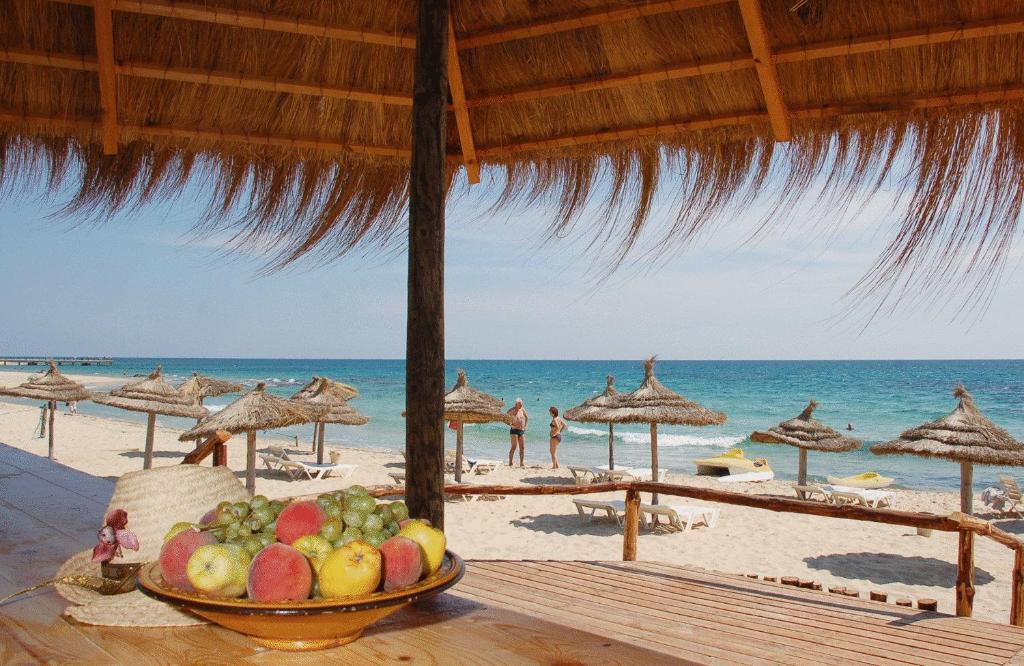 纳布勒拜占庭酒店的坐在海滩上桌子上的一碗水果