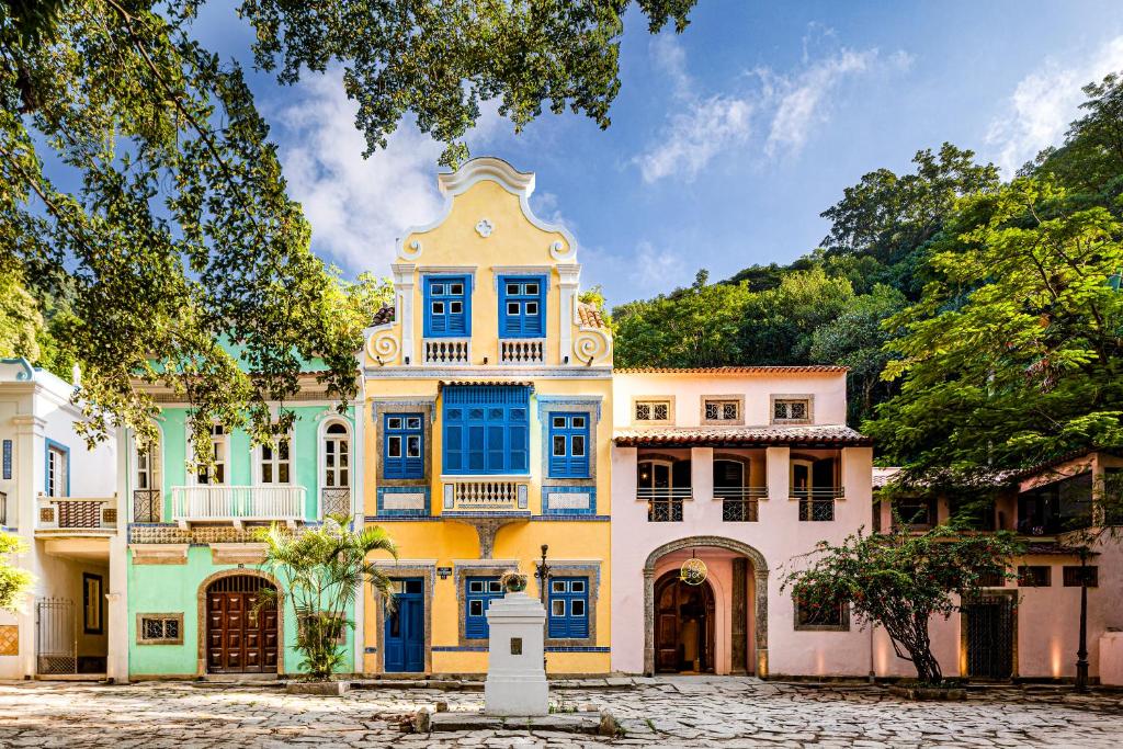 里约热内卢JO&JOE Rio de Janeiro Largo do Boticario的色彩缤纷的房屋,设有蓝色的窗户和塔楼