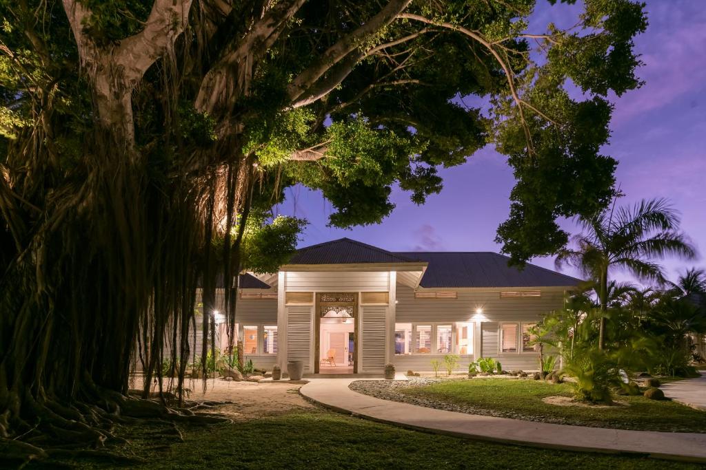 莫雷阿莫雷阿海滩酒店 的前面有树木的白色房子