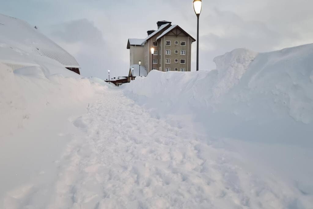 圣地亚哥Departamento Valle Nevado, Ski in - Ski out的建筑物前的一堆积雪
