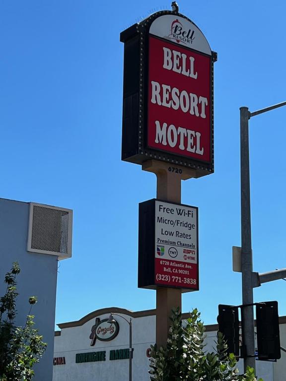 BellBELL RESORT MOTEL的街道上铃声度假汽车旅馆的标志