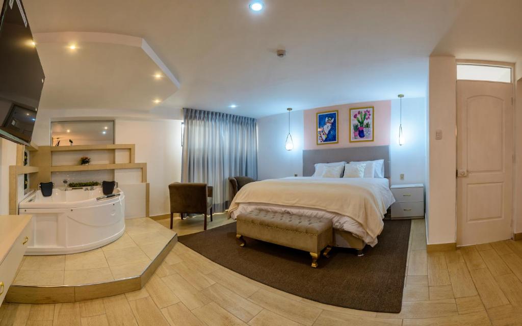 万卡约Hotel Huaytapallana suites的一间带大床的卧室和一间浴室