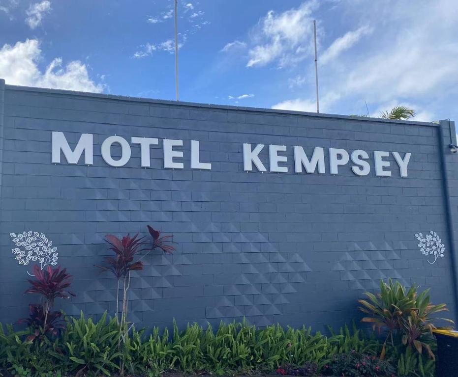 肯普西Motel Kempsey的砖墙上读汽车旅馆钥匙的标志