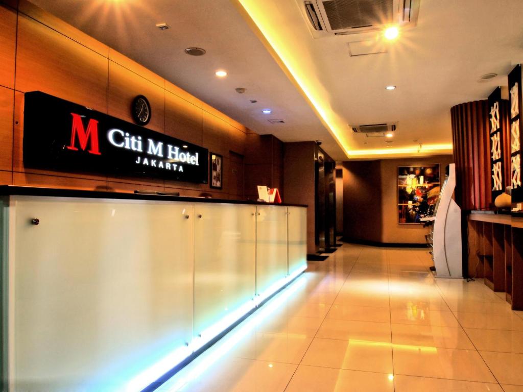 雅加达甘比花旗M酒店的一间有读米茨米埃尔药店的标志的餐厅