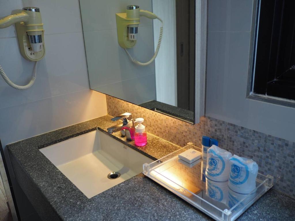 象岛象岛杜塔莱酒店的浴室的柜台设有水槽和镜子