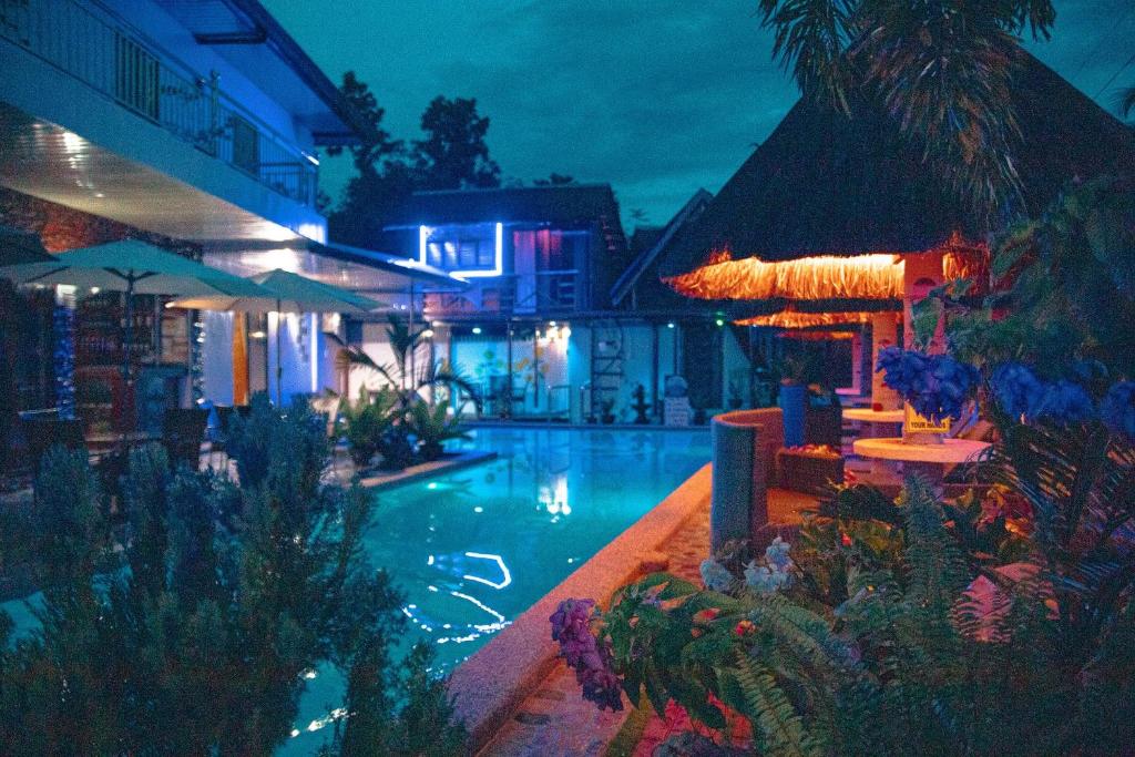 道伊斯Blue Moon Inn的度假村的游泳池