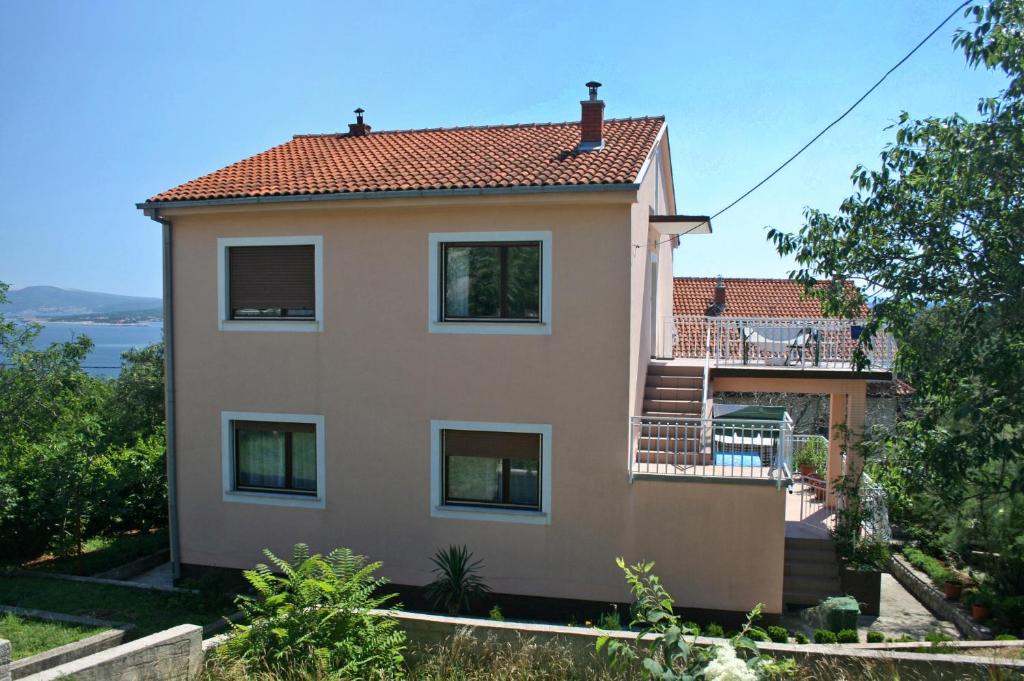 德拉马利Apartments with a parking space Dramalj, Crikvenica - 5576的山丘美景度假屋