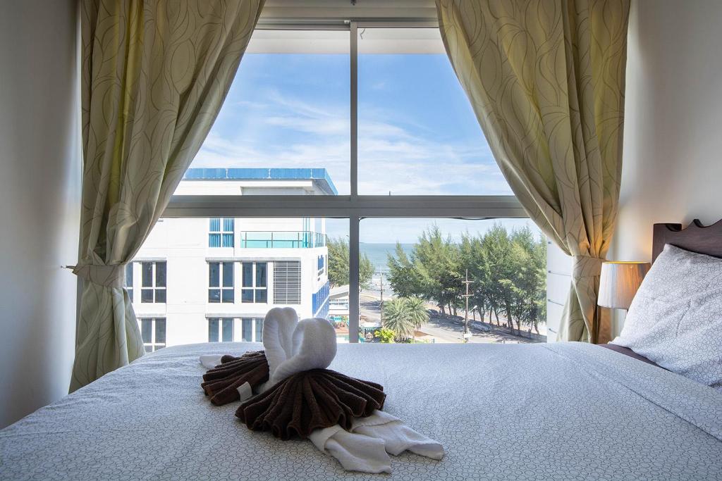 梅尔皮姆Avatara A condominium B61 with sea view的一间卧室设有一张大床和大窗户