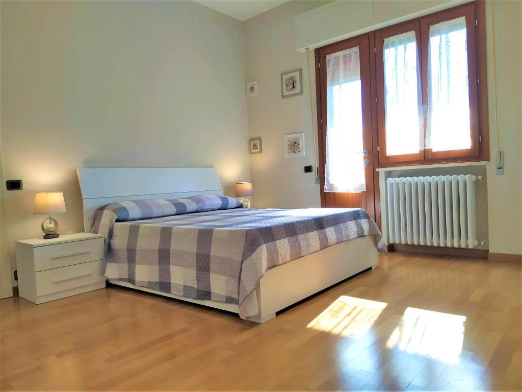 博尔格阿布贾诺LA FAVOLA MIA的一间卧室配有一张带铺着地毯的床和窗户。