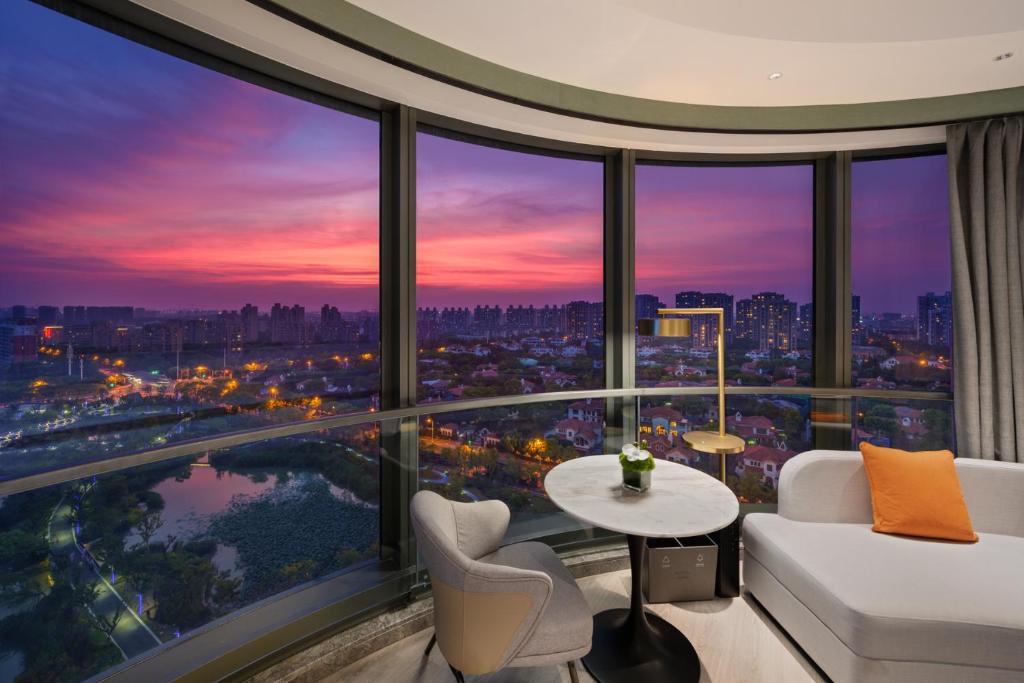 上海上海万源诺富特酒店的一间享有城市美景的客厅