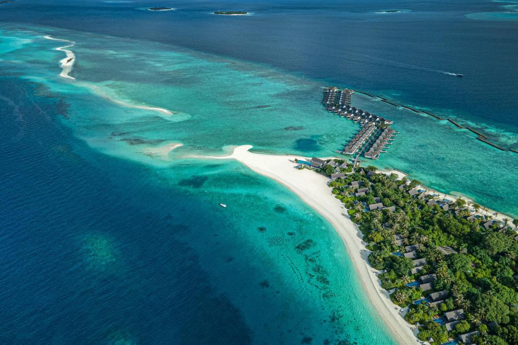 芭环礁马尔代夫兰达吉拉瓦鲁岛四季度假酒店的海洋岛屿的空中景观